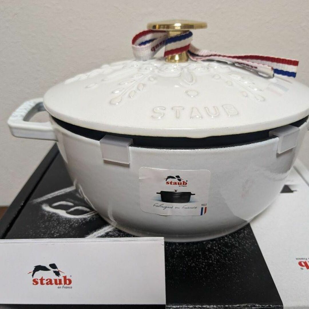 STAUB(ストウブ)のストウブ　staub　ワナベ　スノーフレーク　ホワイト　16CM　生涯保証 インテリア/住まい/日用品のキッチン/食器(鍋/フライパン)の商品写真