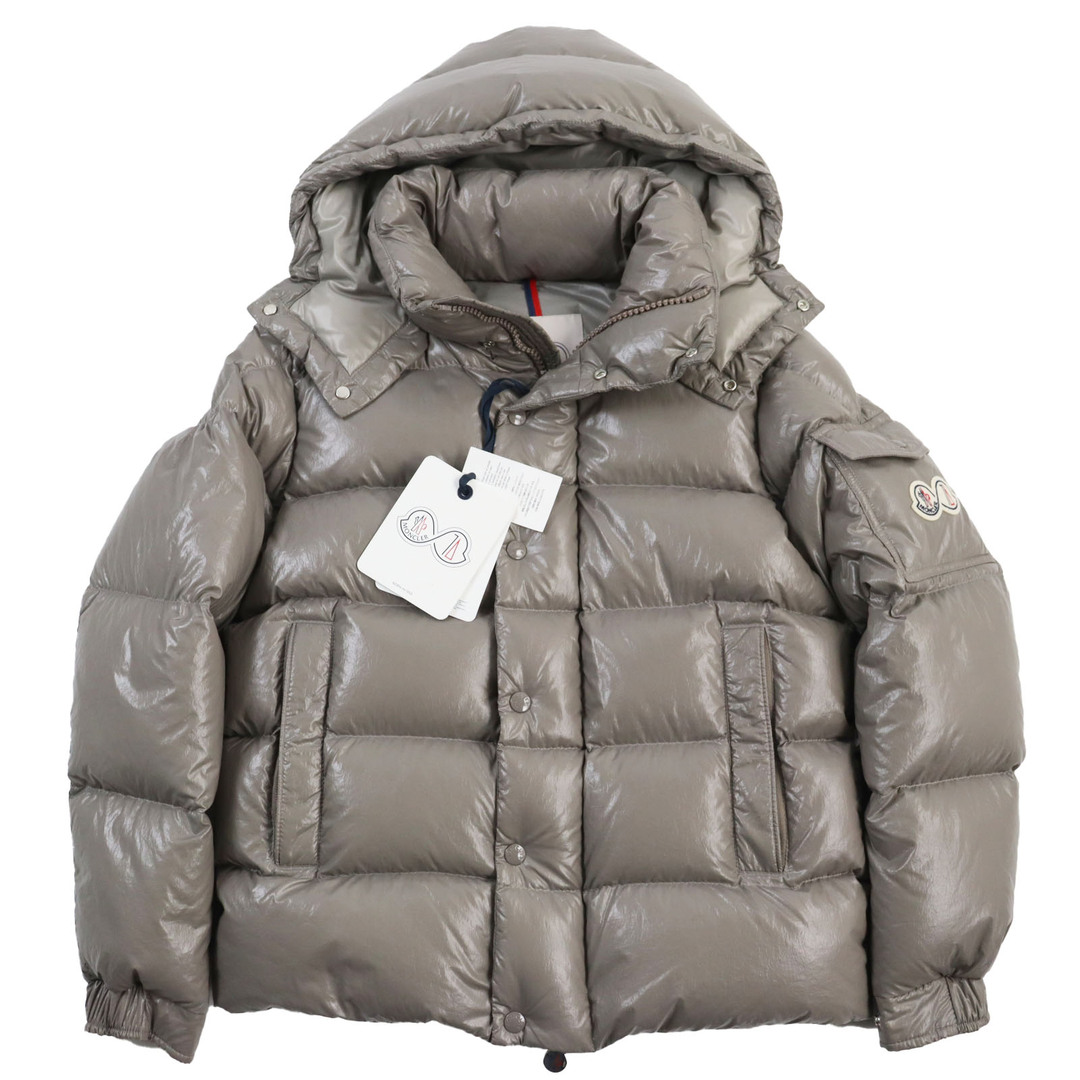 MONCLER(モンクレール)の未使用品●MONCLER モンクレール 2022年製 MAYA マヤ 70周年記念 ロゴワッペン付き フーデッドダウンジャケット グレージュ 00 ハンガー・ガーメント付き 正規品 メンズ メンズのジャケット/アウター(ダウンジャケット)の商品写真