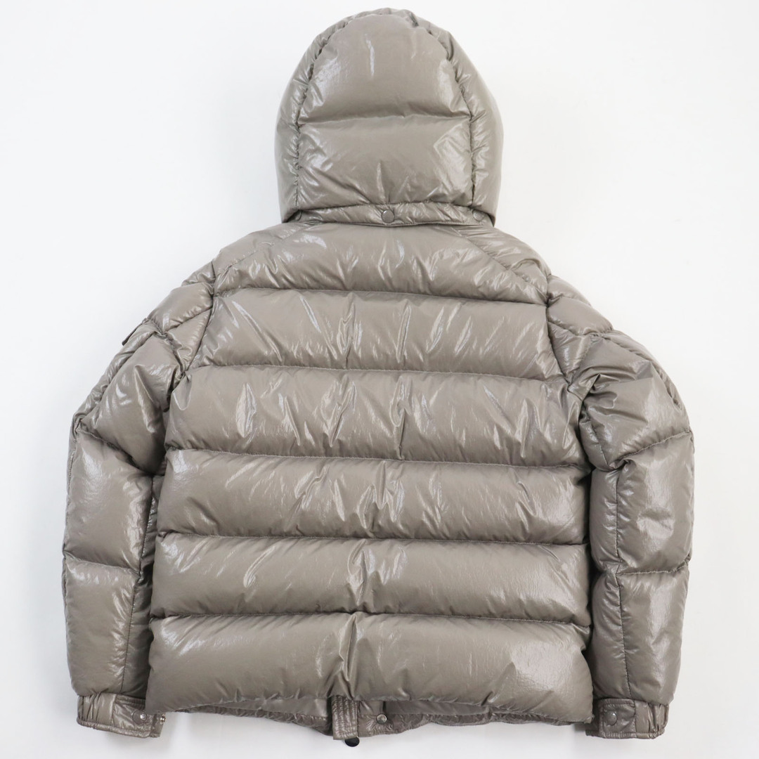 MONCLER(モンクレール)の未使用品●MONCLER モンクレール 2022年製 MAYA マヤ 70周年記念 ロゴワッペン付き フーデッドダウンジャケット グレージュ 00 ハンガー・ガーメント付き 正規品 メンズ メンズのジャケット/アウター(ダウンジャケット)の商品写真