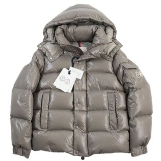 モンクレール(MONCLER)の未使用品●MONCLER モンクレール 2022年製 MAYA マヤ 70周年記念 ロゴワッペン付き フーデッドダウンジャケット グレージュ 00 ハンガー・ガーメント付き 正規品 メンズ(ダウンジャケット)