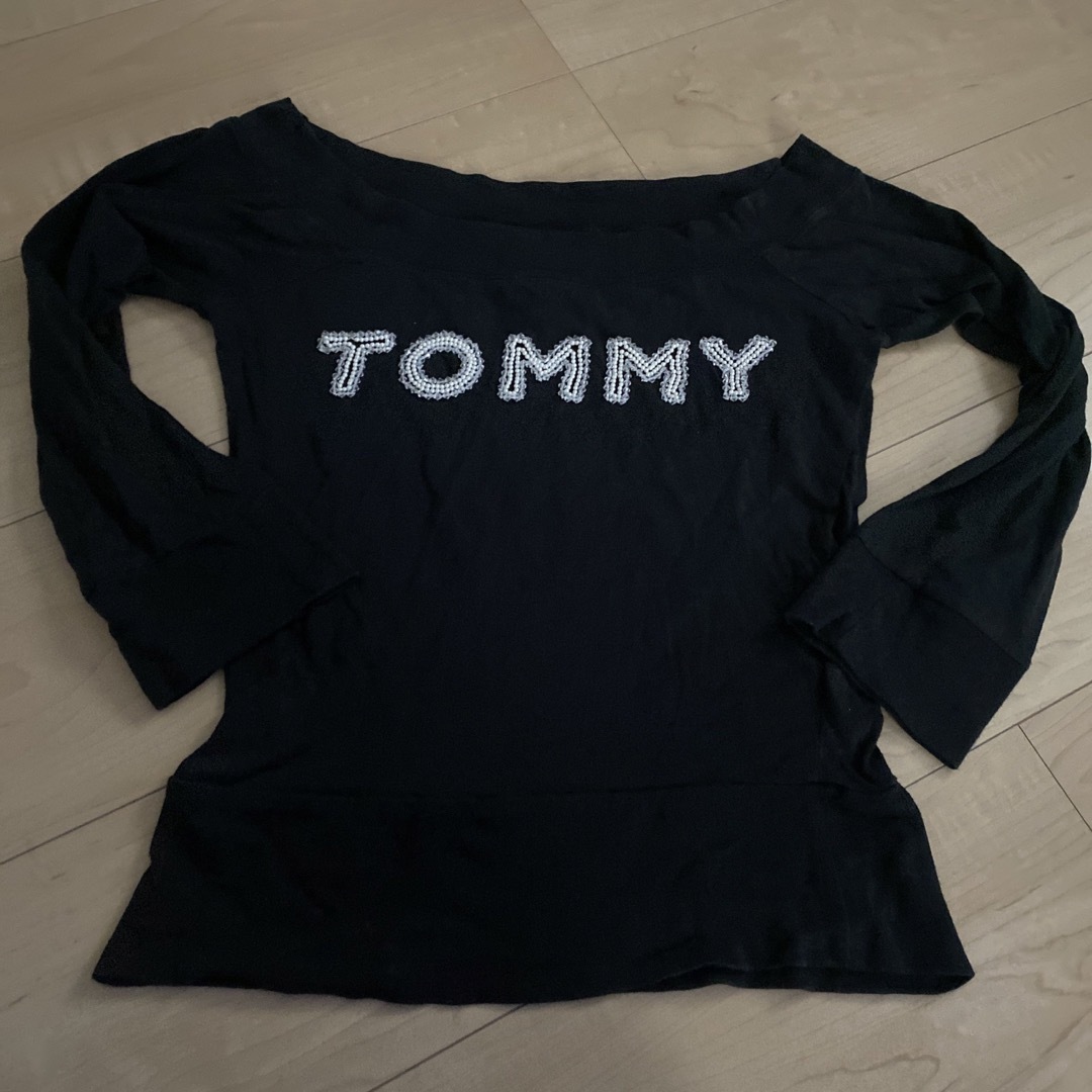 TOMMY(トミー)のTommyジーンズトミー黒ブラックオフショルダーラグラン袖トップス肩出し レディースのトップス(カットソー(長袖/七分))の商品写真