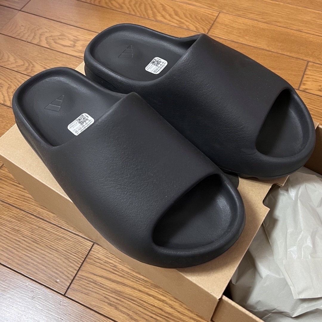 YEEZY（adidas）(イージー)のアディダス イージー スライド オニキス/オニキス HQ6448 メンズの靴/シューズ(サンダル)の商品写真