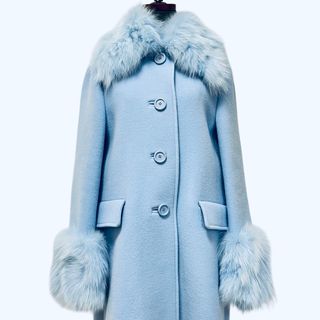 ミュウミュウ(miumiu)の美品 ミュウミュウ ホワイトフォックスファー ロングコート ライトブルー 36(ロングコート)