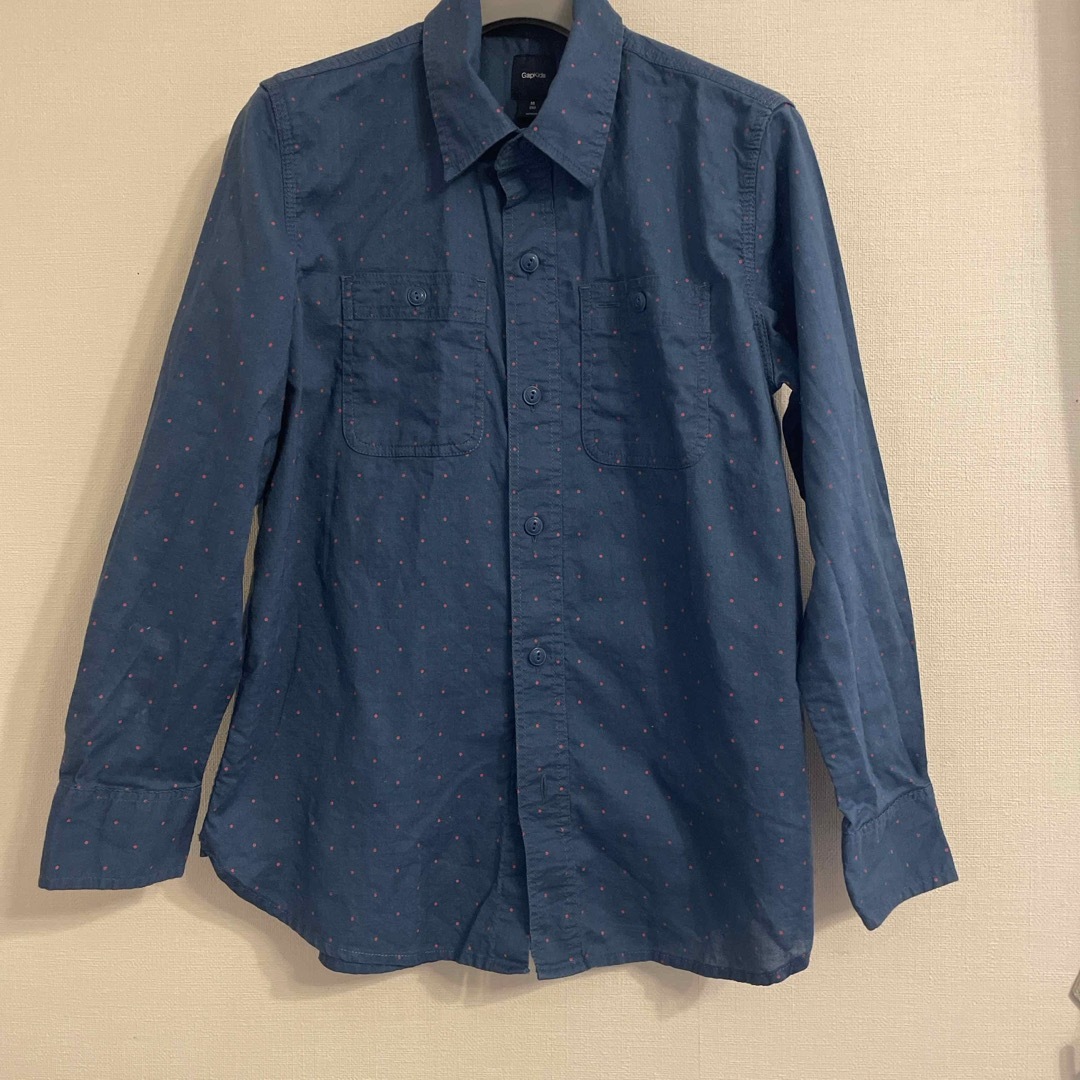 GAP(ギャップ)の未使用　GAP 紺　長袖シャツ　130センチ キッズ/ベビー/マタニティのキッズ服男の子用(90cm~)(ブラウス)の商品写真