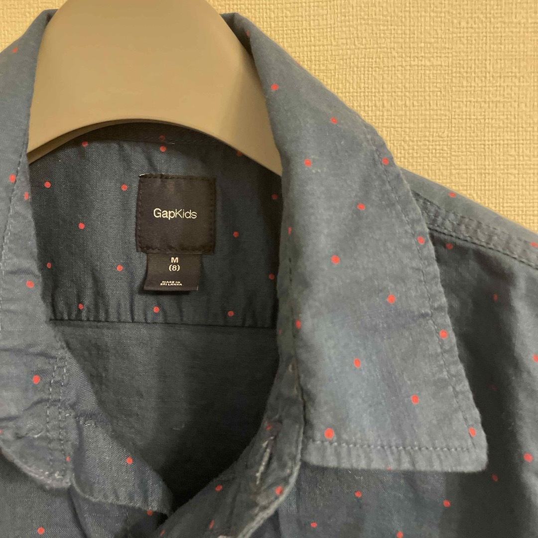 GAP(ギャップ)の未使用　GAP 紺　長袖シャツ　130センチ キッズ/ベビー/マタニティのキッズ服男の子用(90cm~)(ブラウス)の商品写真