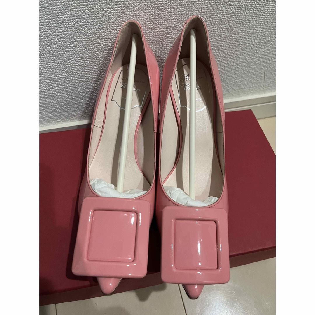 ROGER VIVIER(ロジェヴィヴィエ)のRoger Vivier 「ヴィヴ イン ザ シティ」 パテントレザー パンプス レディースの靴/シューズ(ハイヒール/パンプス)の商品写真