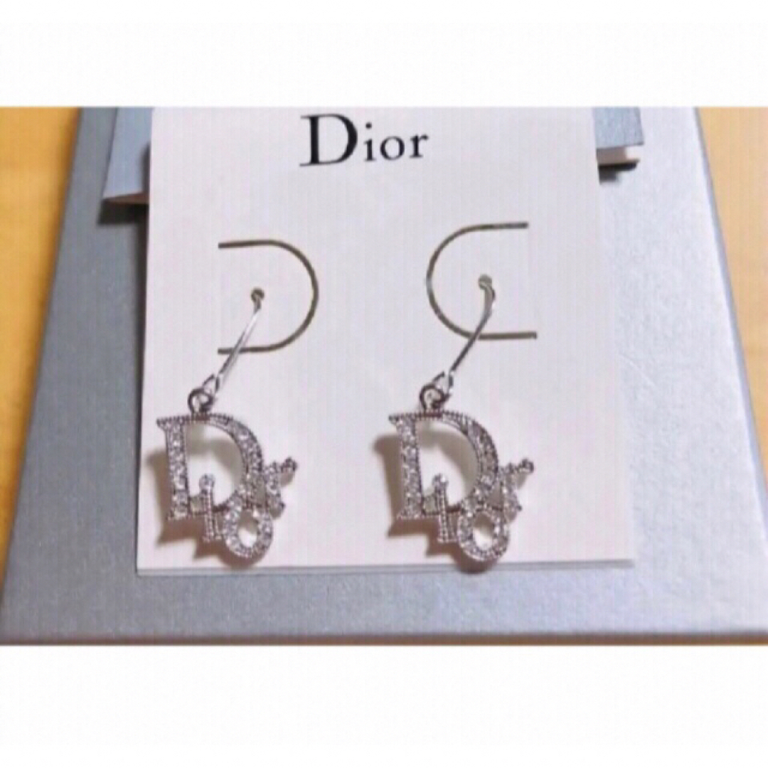 Christian Dior(クリスチャンディオール)のDior シルバー 人気 フック ピアス ロゴ  キラキラ ストーン 可愛い レディースのアクセサリー(ピアス)の商品写真