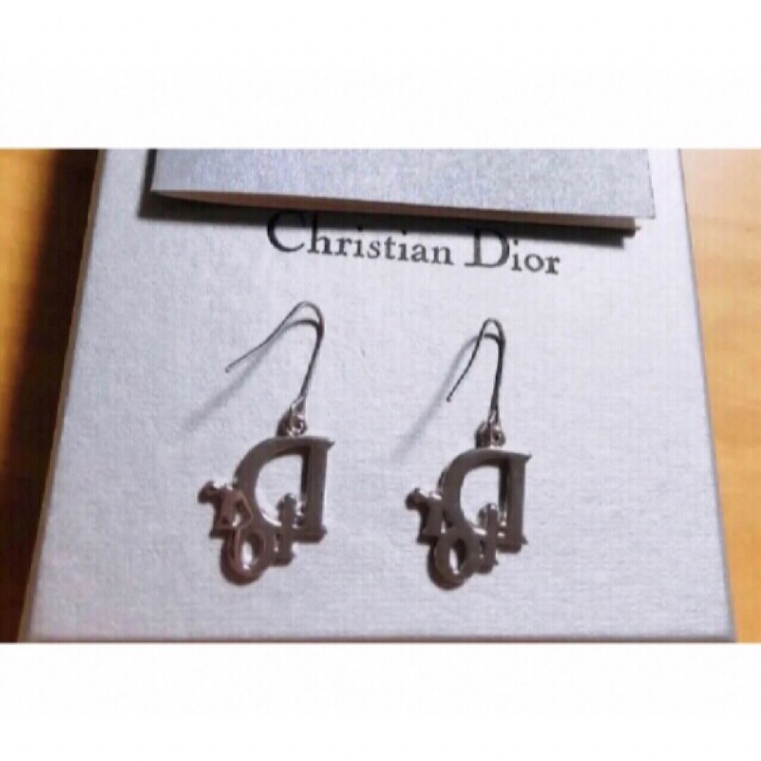 Christian Dior(クリスチャンディオール)のDior シルバー 人気 フック ピアス ロゴ  キラキラ ストーン 可愛い レディースのアクセサリー(ピアス)の商品写真