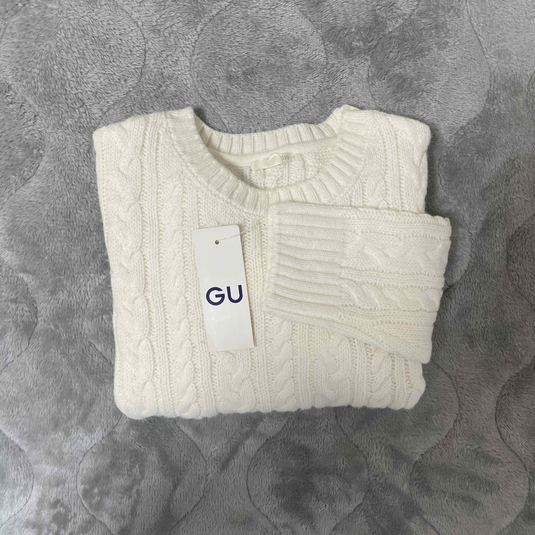 GU(ジーユー)の【GU】新品未使用・白セーター130(キッズ) キッズ/ベビー/マタニティのキッズ服男の子用(90cm~)(ニット)の商品写真