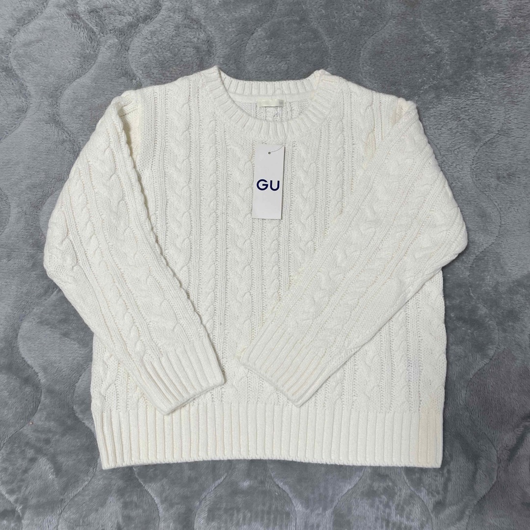 GU(ジーユー)の【GU】新品未使用・白セーター130(キッズ) キッズ/ベビー/マタニティのキッズ服男の子用(90cm~)(ニット)の商品写真