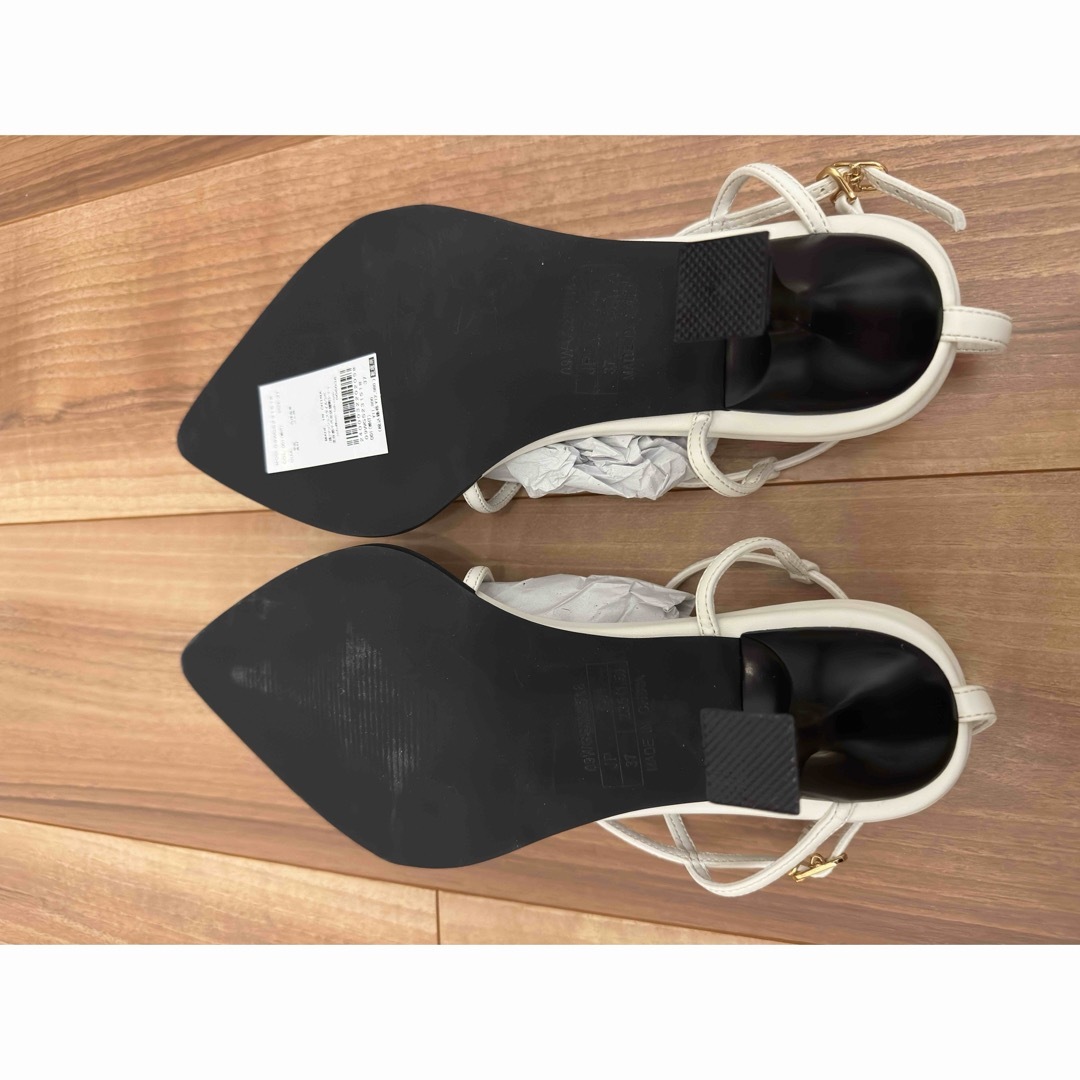 Mila Owen(ミラオーウェン)のポインテッドtストラップパンプス　ミラオーウェン レディースの靴/シューズ(サンダル)の商品写真