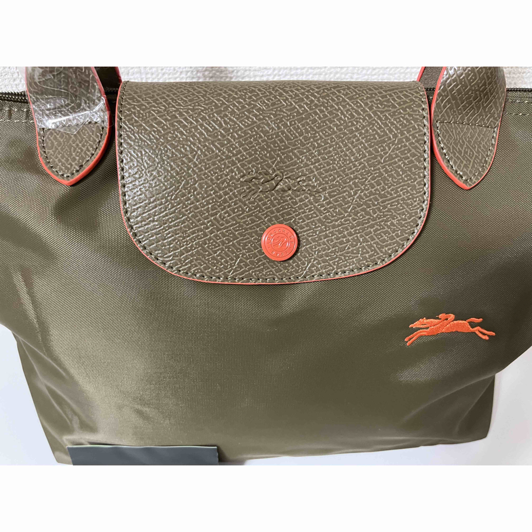 LONGCHAMP(ロンシャン)の【新品】ロンシャン ル プリアージュクラブ肩掛けMサイズカーキ、オレンジ レディースのバッグ(ショルダーバッグ)の商品写真