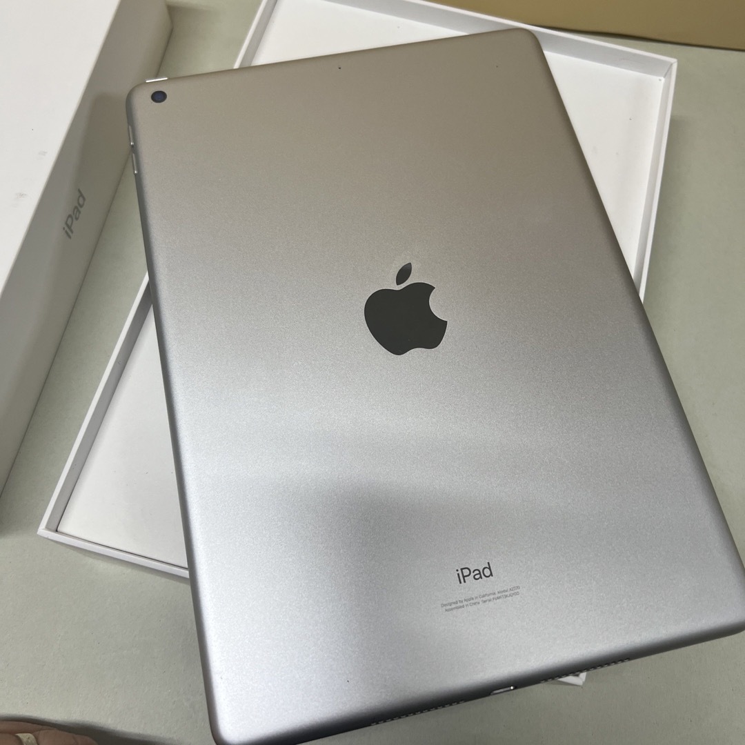 iPad(アイパッド)のアップル iPad 第8世代 WiFi 32GB シルバー スマホ/家電/カメラのPC/タブレット(タブレット)の商品写真