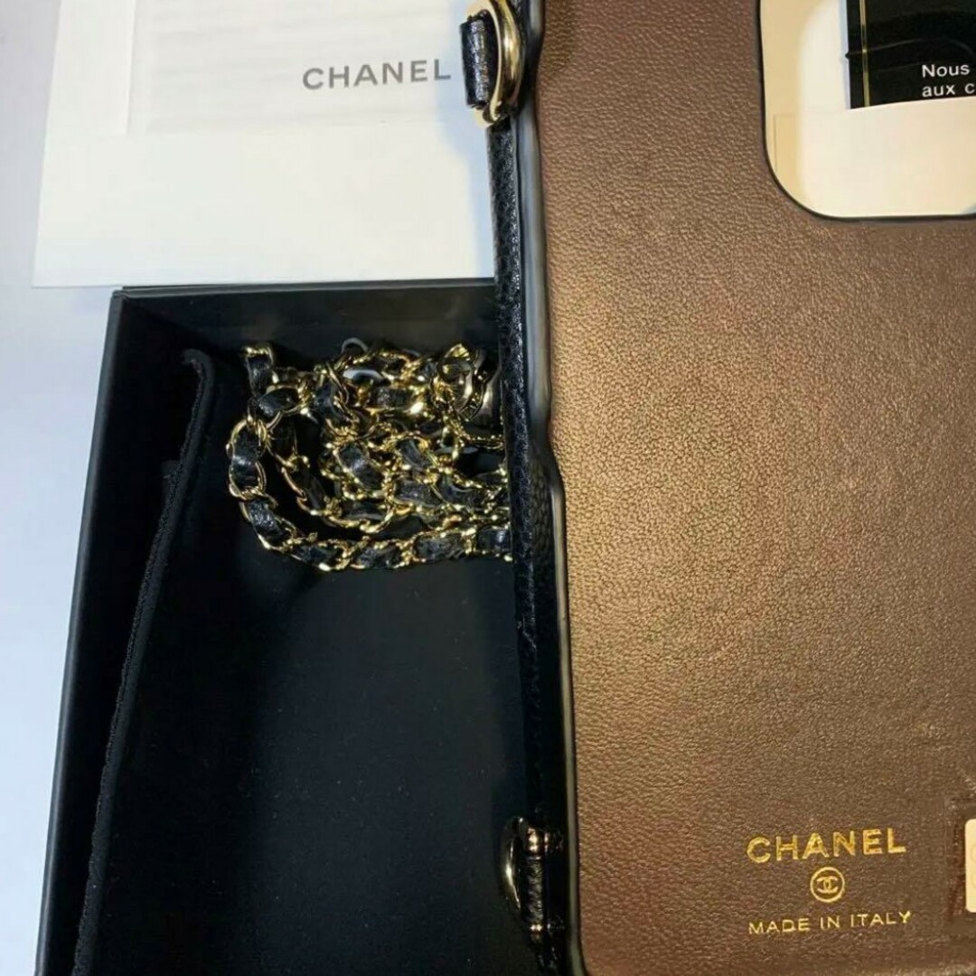 CHANEL(シャネル)のシャネル キャビアスキン マトラッセ iPhone14Pro スマホケース スマホ/家電/カメラのスマホアクセサリー(iPhoneケース)の商品写真