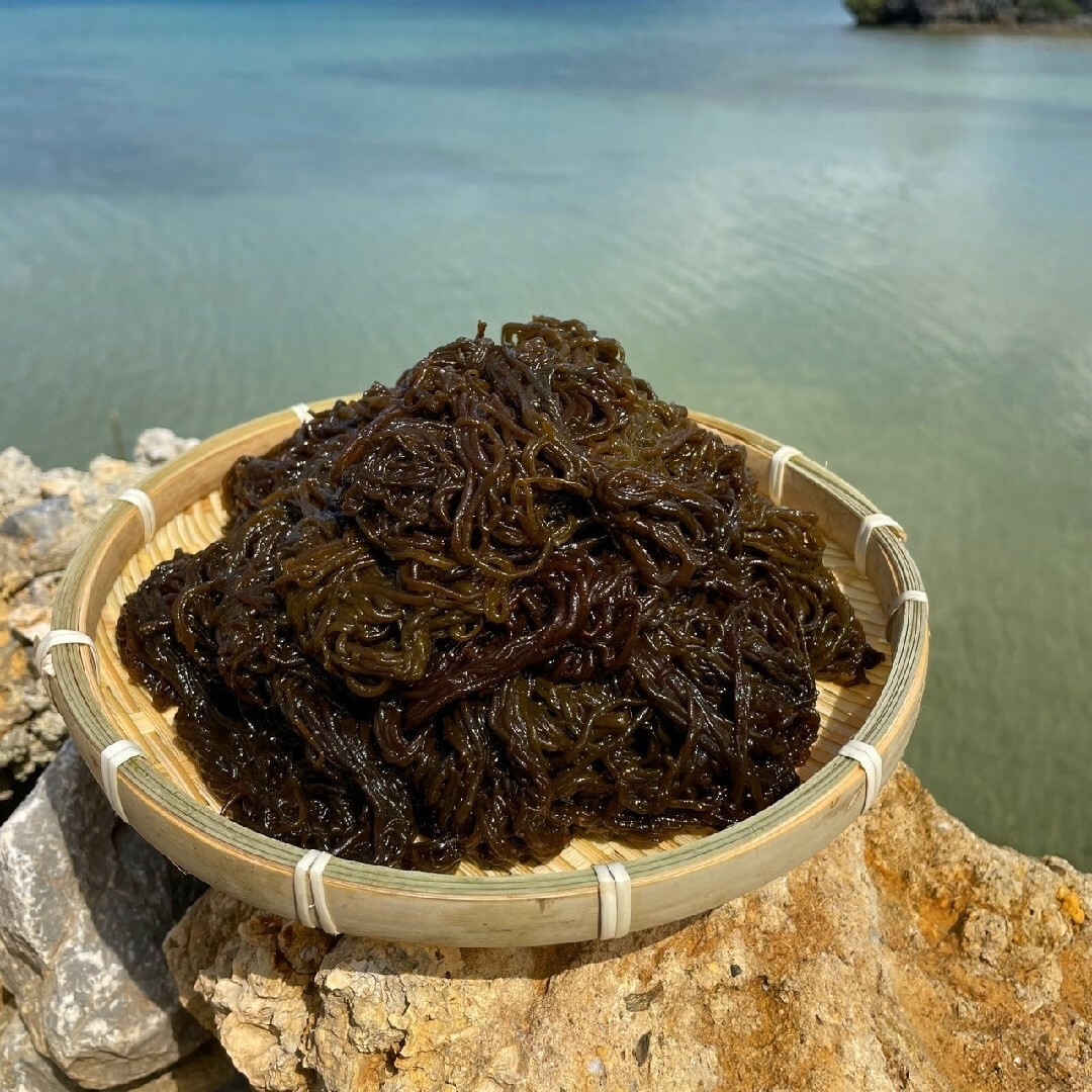 沖縄県産太もずく♪2kg(500g×4パック)太くて長～い塩蔵もずく‼️送料込み 食品/飲料/酒の食品(野菜)の商品写真