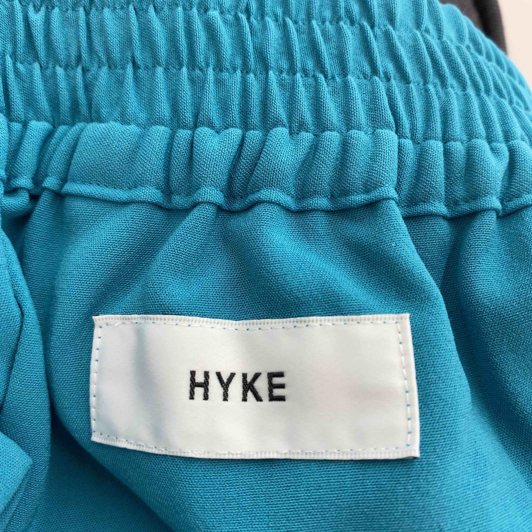 HYKE(ハイク)のHYKE ハイク レディース 青緑　無地　カジュアルパンツ レディースのパンツ(カジュアルパンツ)の商品写真