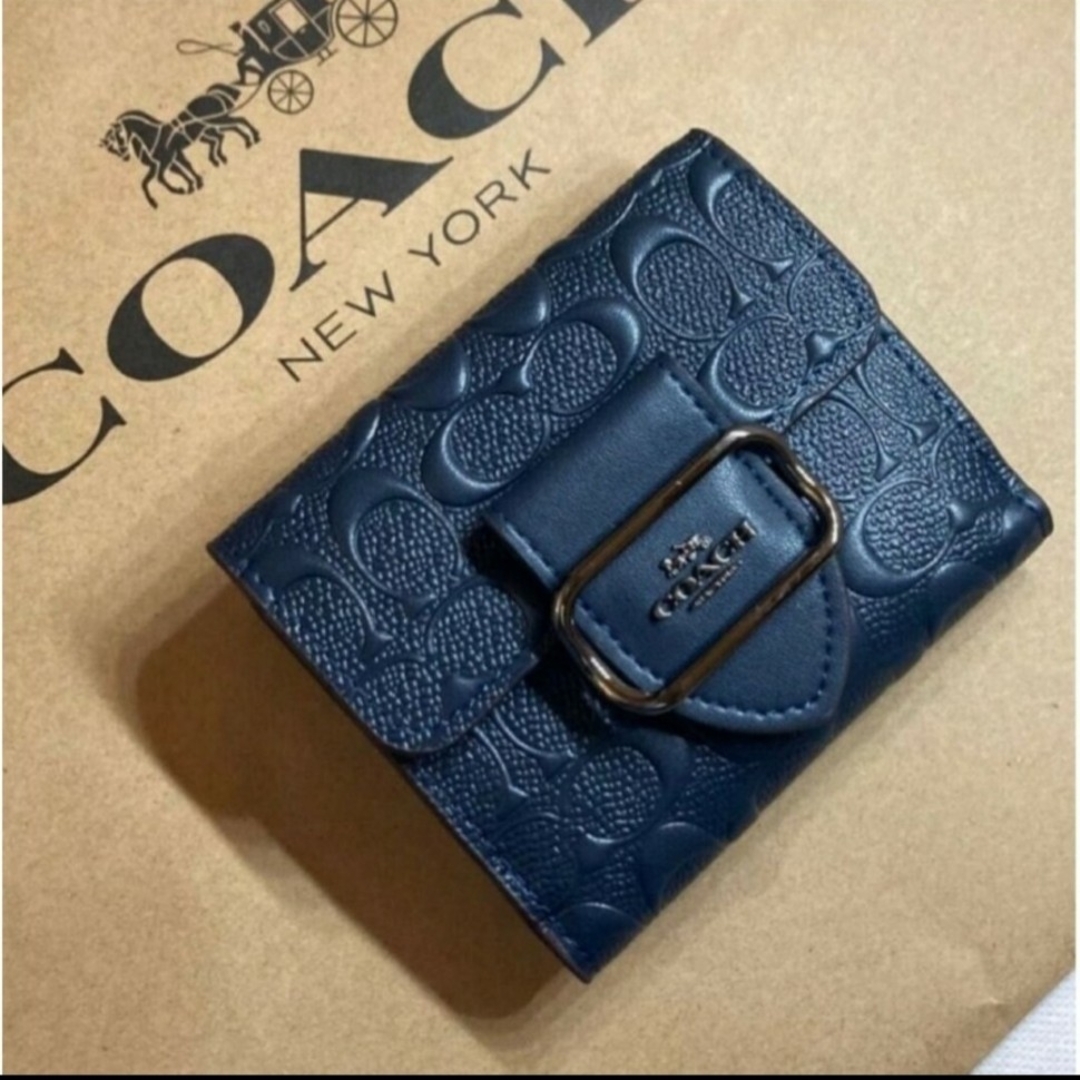 COACH(コーチ)の新品　COACH　二つ折り財布　小銭入れ有　ネイビー　シグネチャー　エンボス レディースのファッション小物(財布)の商品写真