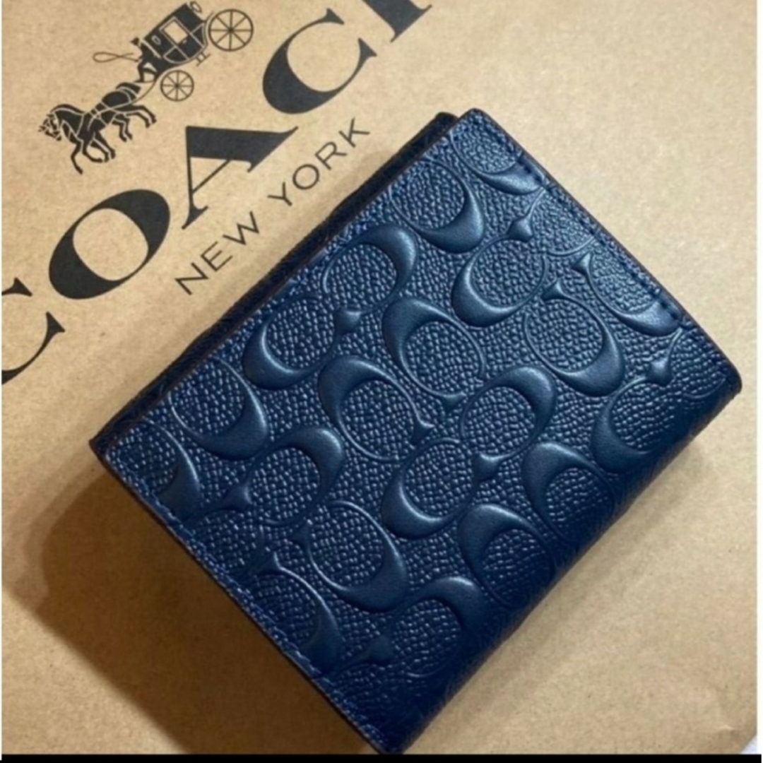 COACH(コーチ)の新品　COACH　二つ折り財布　小銭入れ有　ネイビー　シグネチャー　エンボス レディースのファッション小物(財布)の商品写真