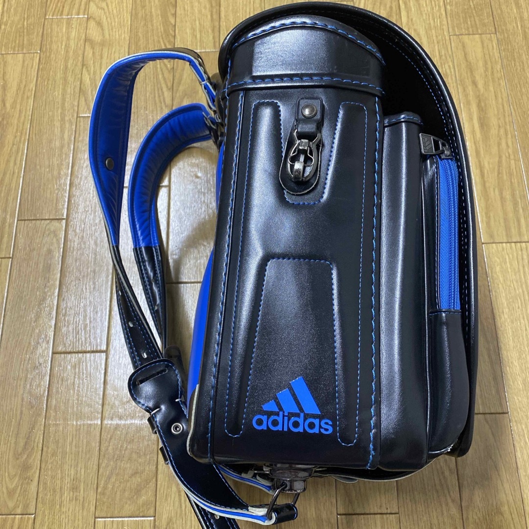 adidas(アディダス)のadidas ランドセル黒✖️青 キッズ/ベビー/マタニティのこども用バッグ(ランドセル)の商品写真