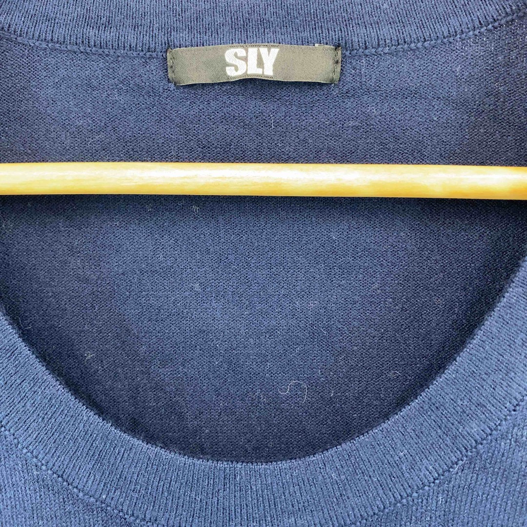 SLY(スライ)のSLY スライ 紺　ネイビー　袖ライン　長袖　着丈長め　レディース ニット/セーター レディースのトップス(ニット/セーター)の商品写真