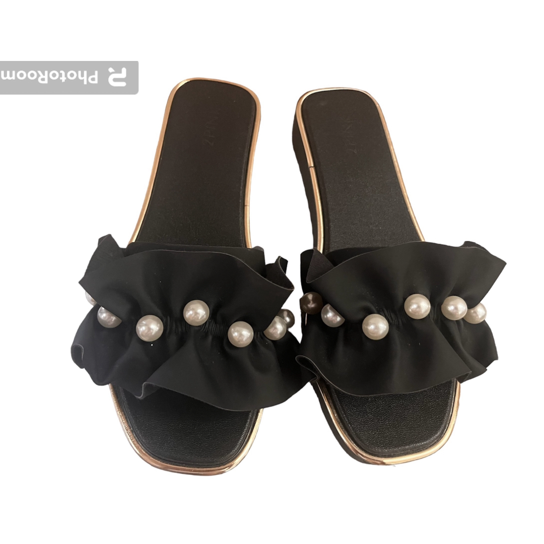 パールフラットサンダル ブラック（黒） レディースの靴/シューズ(サンダル)の商品写真