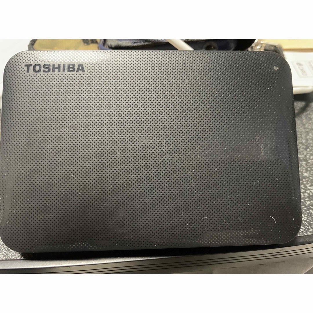 東芝(トウシバ)のTOSHIBA ポータブルHDD HD-TPA1U3-B スマホ/家電/カメラのPC/タブレット(PC周辺機器)の商品写真