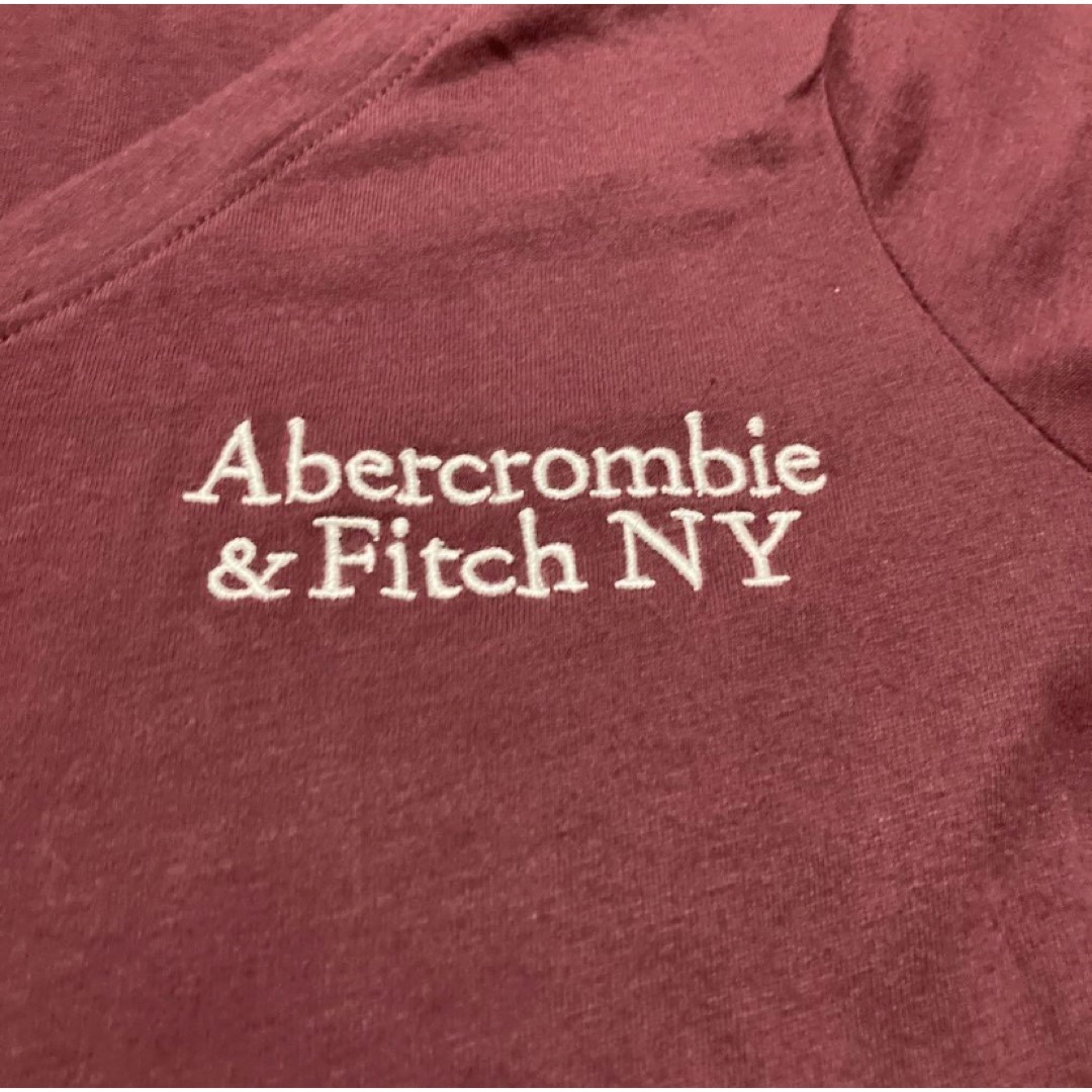 Abercrombie&Fitch(アバクロンビーアンドフィッチ)のアバクロ　正規品　えんじ色　半袖 Tシャツ　Vネック レディースのトップス(Tシャツ(半袖/袖なし))の商品写真