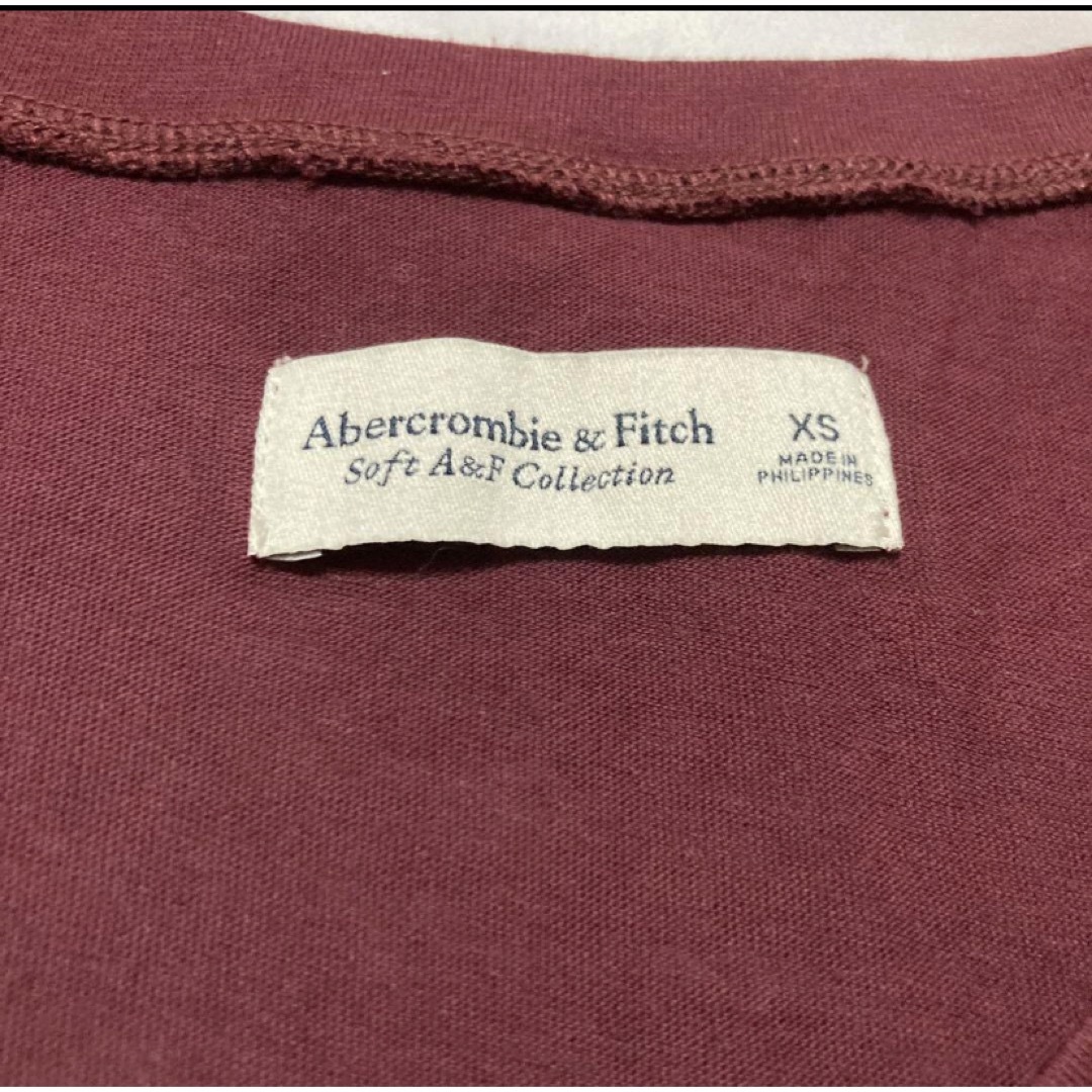 Abercrombie&Fitch(アバクロンビーアンドフィッチ)のアバクロ　正規品　えんじ色　半袖 Tシャツ　Vネック レディースのトップス(Tシャツ(半袖/袖なし))の商品写真