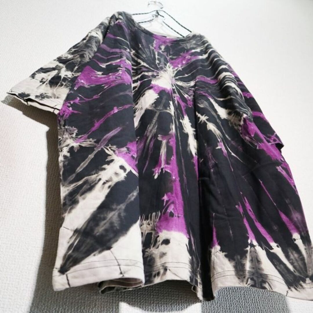 【新品】タイダイ染め　Tシャツ　2XL　放射状の染　黒・紫・生成り メンズのトップス(Tシャツ/カットソー(半袖/袖なし))の商品写真
