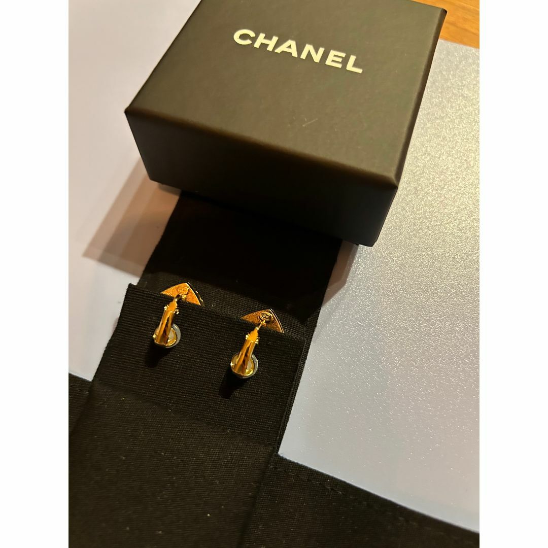 CHANEL(シャネル)の最終値下げ【新品未使用】シャネル　24P 最新作　デニム感　イヤリング　スモール レディースのアクセサリー(イヤリング)の商品写真