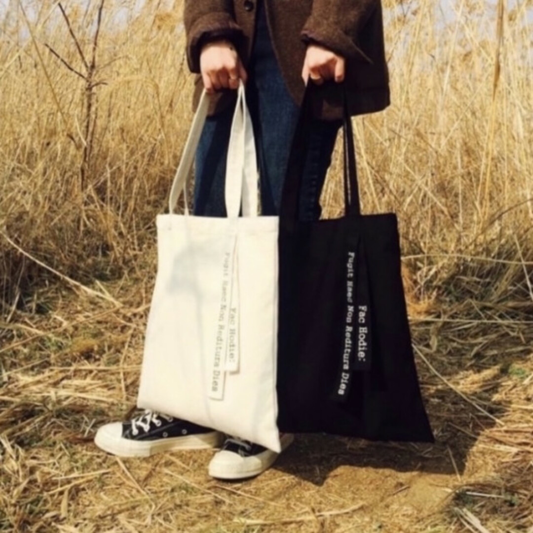 ハンドル ロゴ キャンバストート 白 きなり プチプラ 人気 韓国 メッセージ レディースのバッグ(トートバッグ)の商品写真