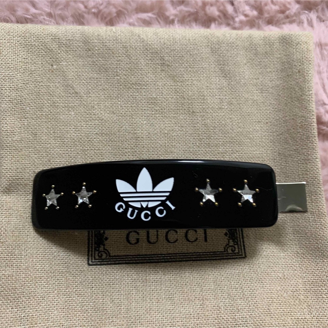 Gucci(グッチ)のGucci adidas コラボ ヘアクリップ ヘアアクセサリー　ブラック エンタメ/ホビーのコレクション(その他)の商品写真