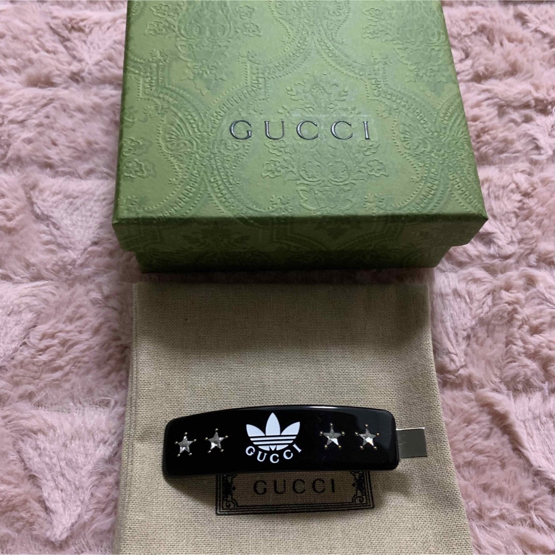 Gucci(グッチ)のGucci adidas コラボ ヘアクリップ ヘアアクセサリー　ブラック エンタメ/ホビーのコレクション(その他)の商品写真