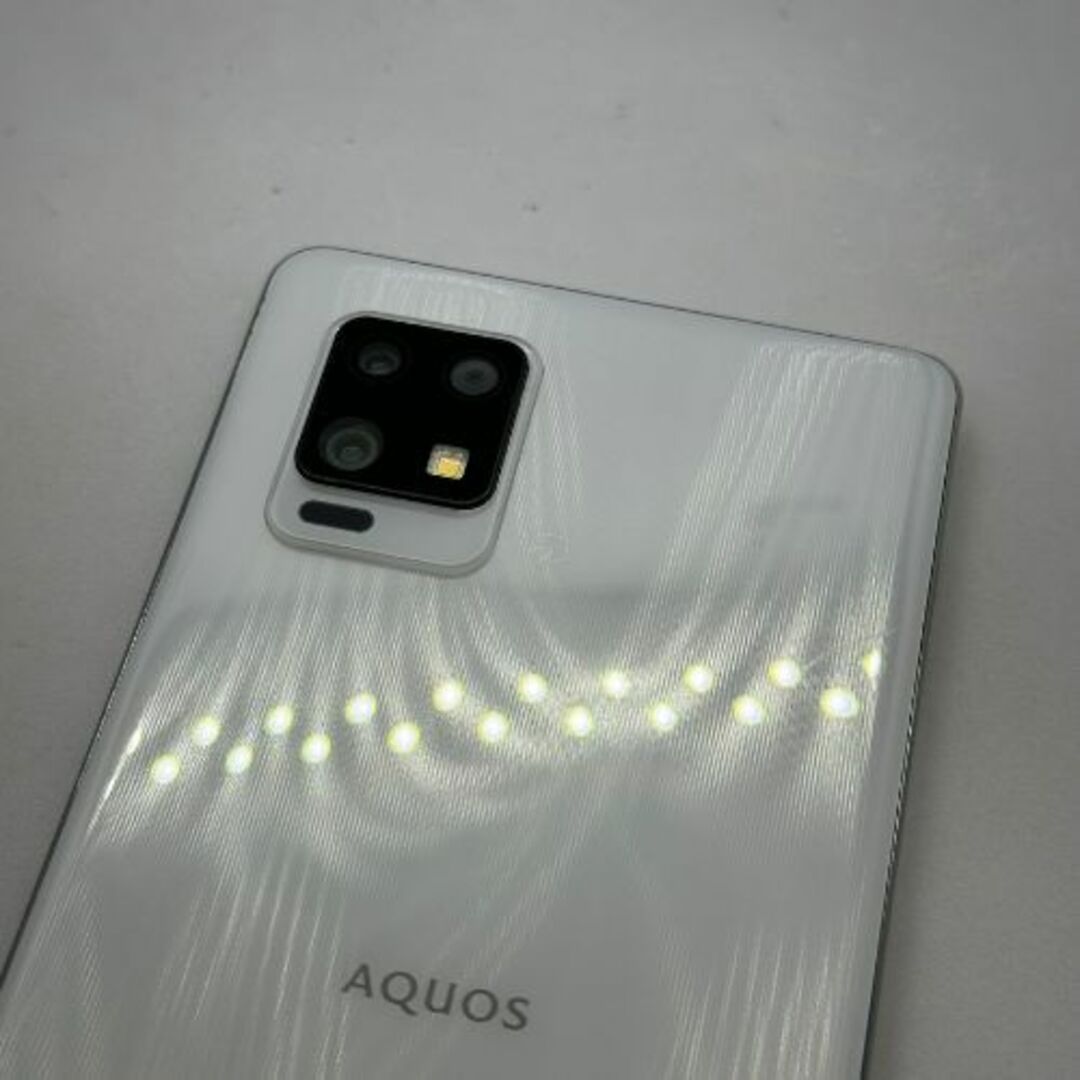 【中古Dランク】au AQUOS zero6 SHG04 ホワイト SIMロック解除済 【7日間保証】 スマホ/家電/カメラのスマートフォン/携帯電話(スマートフォン本体)の商品写真