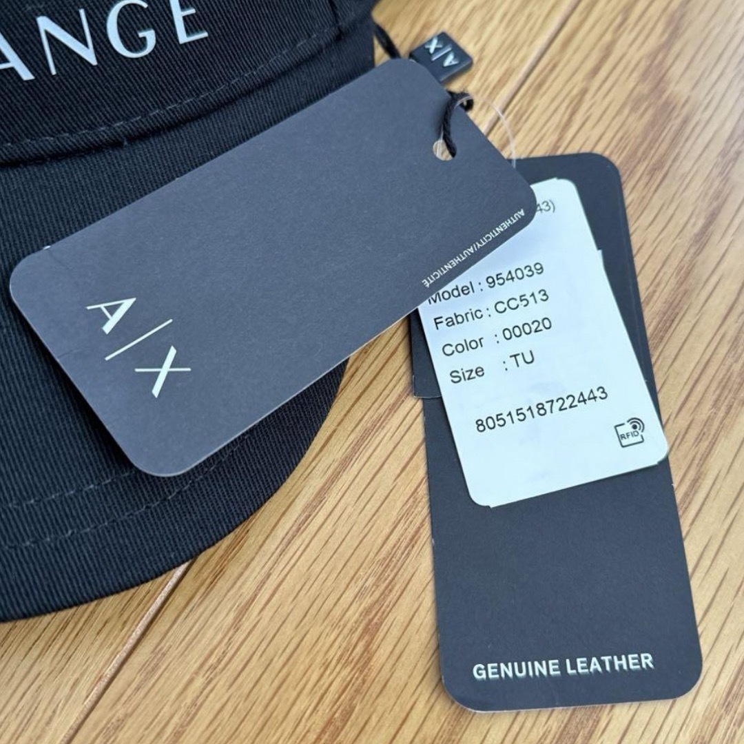 ARMANI EXCHANGE(アルマーニエクスチェンジ)のARMANI EXCHANGE  ベースボールキャップ　ブラック　黒　新品未使用 メンズの帽子(キャップ)の商品写真