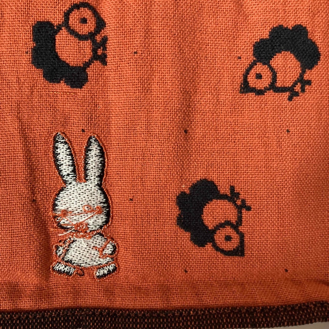 miffy(ミッフィー)の新品 ミッフィー ガーゼ生地のハンカチ ミッフィーは刺繍 オレンジ×ブラック エンタメ/ホビーのおもちゃ/ぬいぐるみ(キャラクターグッズ)の商品写真