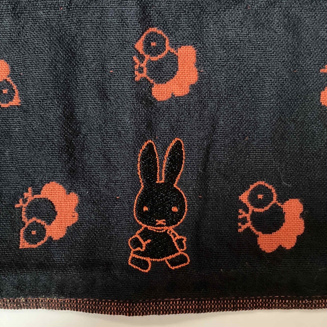 miffy(ミッフィー)の新品 ミッフィー ガーゼ生地のハンカチ ミッフィーは刺繍 オレンジ×ブラック エンタメ/ホビーのおもちゃ/ぬいぐるみ(キャラクターグッズ)の商品写真