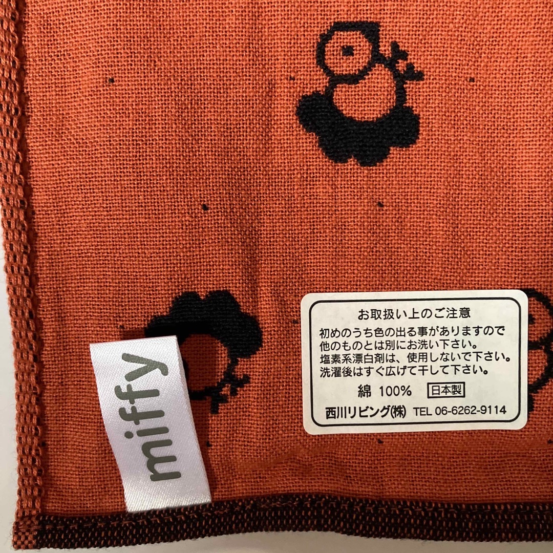 miffy(ミッフィー)の新品 ミッフィー ガーゼ生地のハンカチ ミッフィーは刺繍 オレンジ×ブラック エンタメ/ホビーのおもちゃ/ぬいぐるみ(キャラクターグッズ)の商品写真
