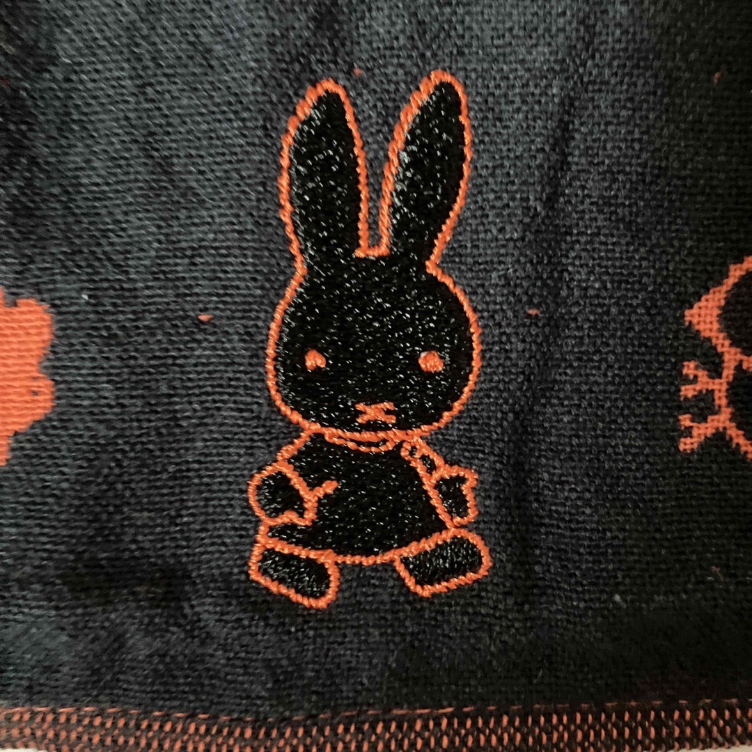 miffy(ミッフィー)の新品 ミッフィー ガーゼ生地のハンカチ ミッフィーは刺繍 オレンジ×ブラック エンタメ/ホビーのおもちゃ/ぬいぐるみ(キャラクターグッズ)の商品写真