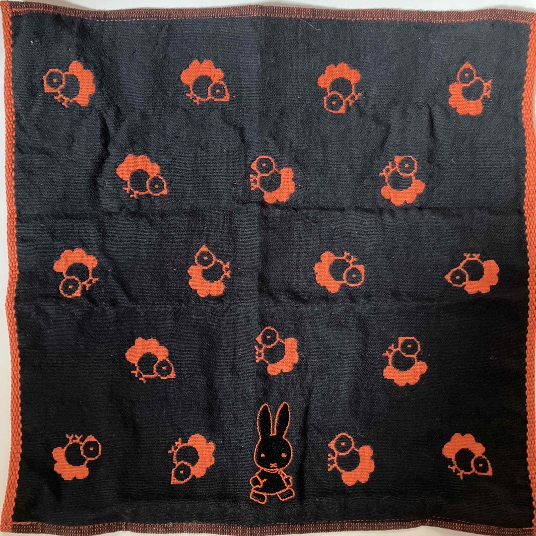 miffy(ミッフィー)の新品 ミッフィー ガーゼ生地のハンカチ ミッフィーは刺繍 オレンジ×ブラック エンタメ/ホビーのおもちゃ/ぬいぐるみ(キャラクターグッズ)の商品写真