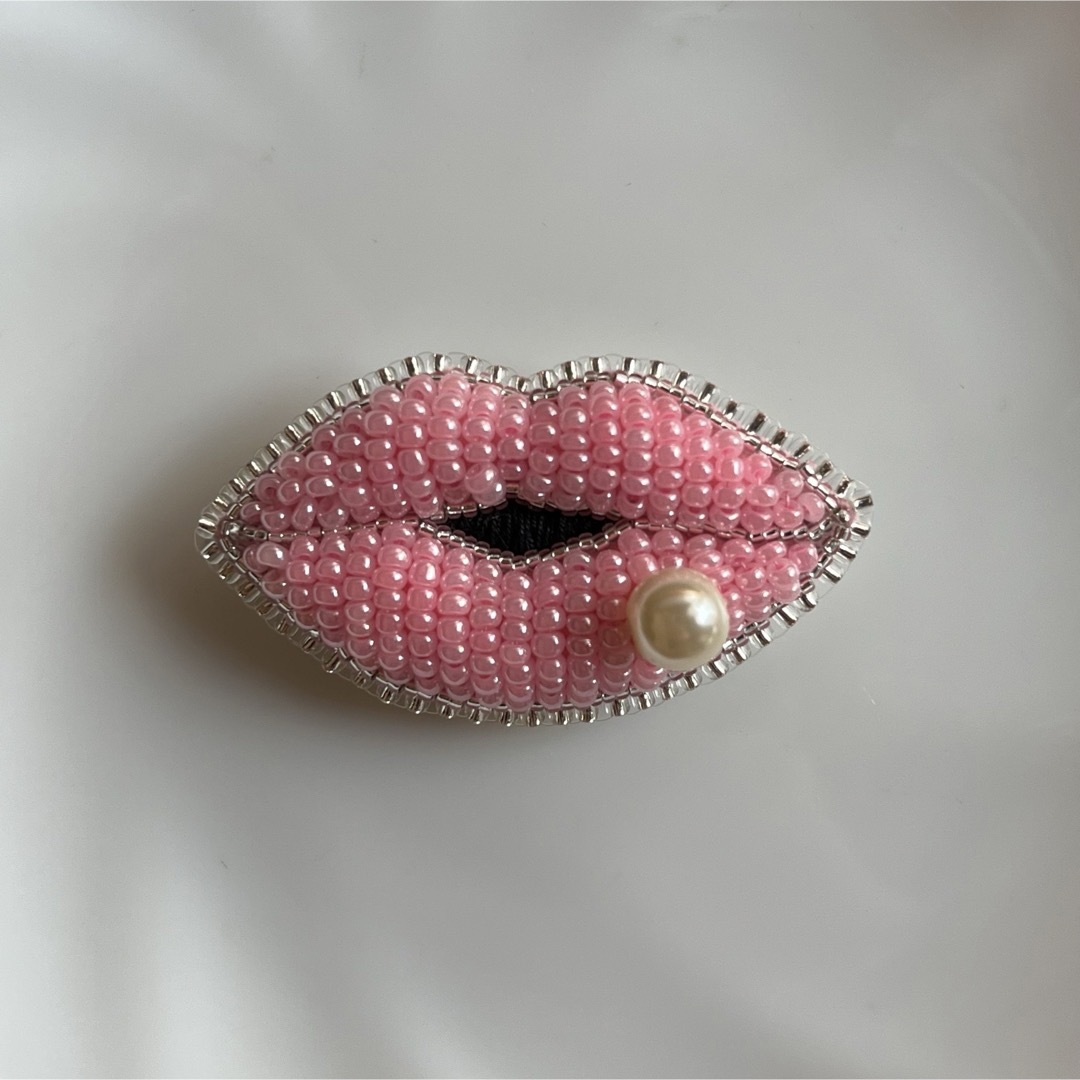 ぷっくり シルキー　kiss ブローチ　ビーズ刺繍　唇　パール | フリマアプリ ラクマ