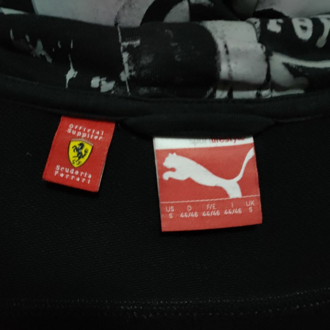 PUMA(プーマ)の【485】希少　PUMA×Ferrari　コラボパーカーフーディー刺繍ロゴ　古着 メンズのトップス(パーカー)の商品写真