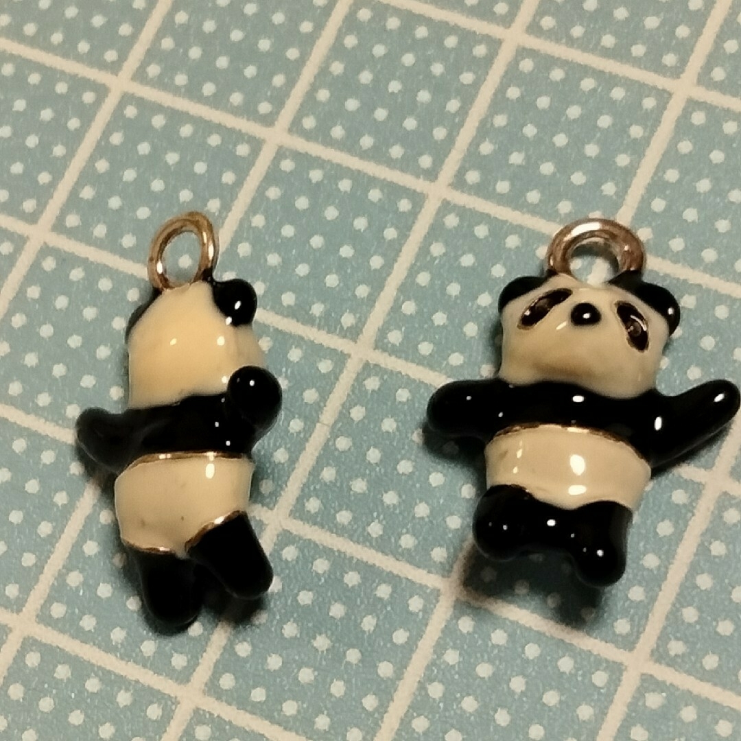 パンダのチャーム2体セットPANDA■Pandaペンダントヘッド■ハンドメイド ハンドメイドのアクセサリー(チャーム)の商品写真