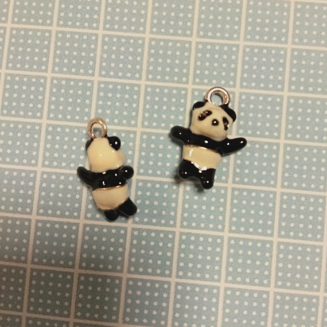 パンダのチャーム2体セットPANDA■Pandaペンダントヘッド■ハンドメイド ハンドメイドのアクセサリー(チャーム)の商品写真