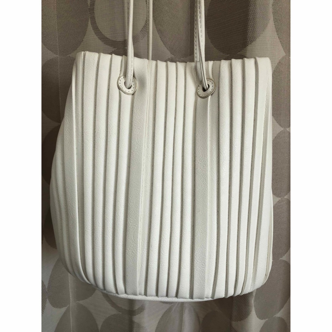 MU MU 巾着型ショルダーバッグ　未使用品美品　ホワイト　皮革製 レディースのバッグ(ショルダーバッグ)の商品写真