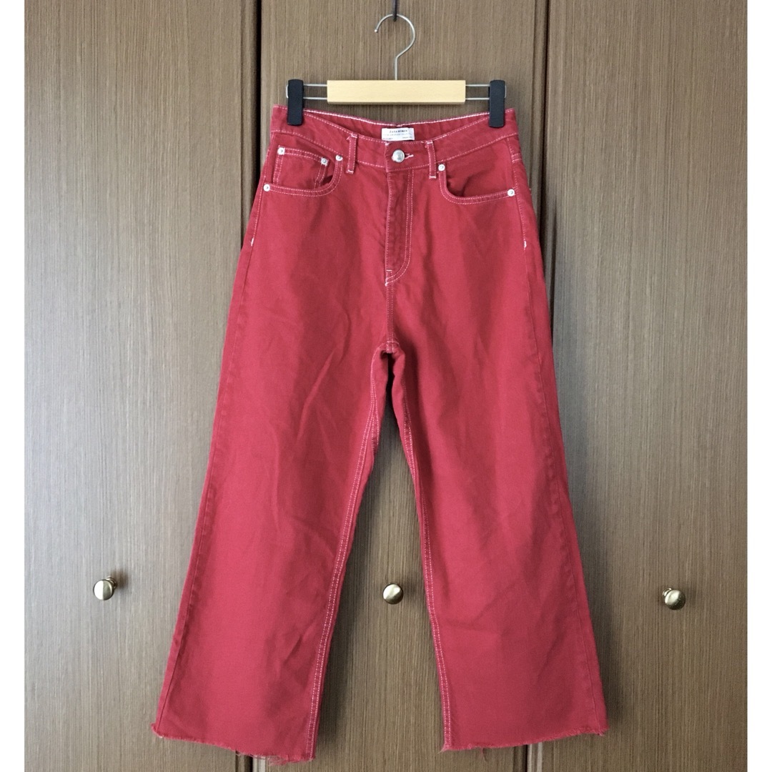 ZARA(ザラ)の美品 ZARA WOMAN RED カットオフ ストレートデニムパンツ ジーンズ レディースのパンツ(デニム/ジーンズ)の商品写真