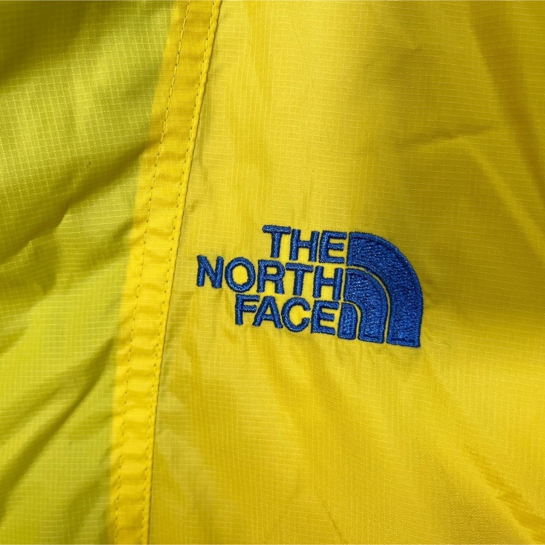 THE NORTH FACE(ザノースフェイス)のノースフェイス】ナイロンジャケットパーカー　ブルーイエロー　刺繍ワンポイント１R メンズのジャケット/アウター(ナイロンジャケット)の商品写真