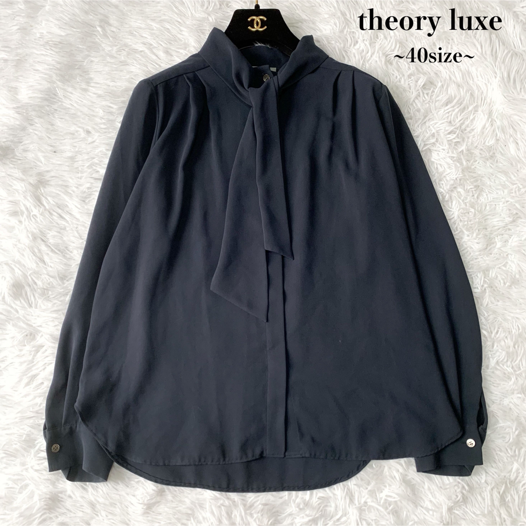 Theory luxe(セオリーリュクス)の【美品】theory luxe ボウタイブラウス ネイビー 40サイズ レディースのトップス(シャツ/ブラウス(長袖/七分))の商品写真