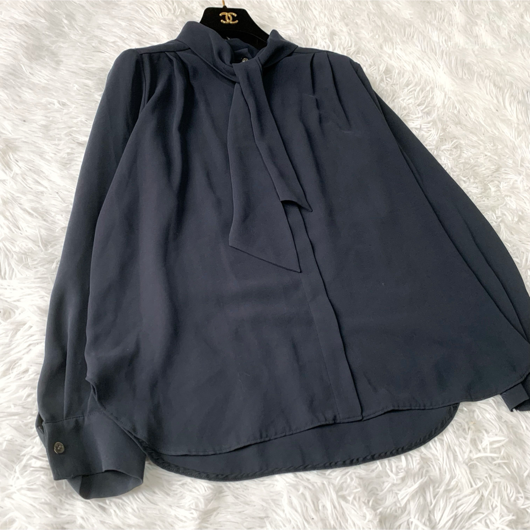 Theory luxe(セオリーリュクス)の【美品】theory luxe ボウタイブラウス ネイビー 40サイズ レディースのトップス(シャツ/ブラウス(長袖/七分))の商品写真