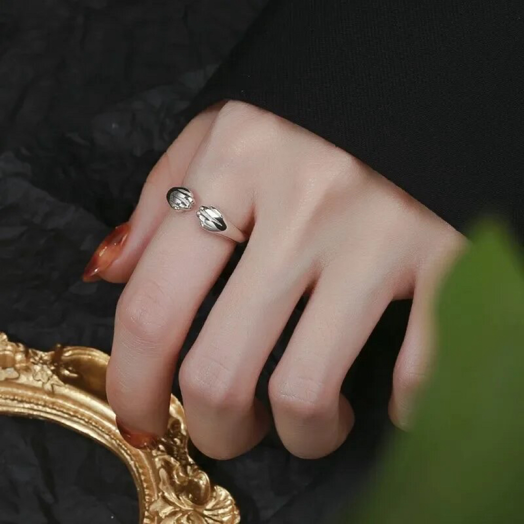 猫の手 指輪 フリーサイズ 調整可能 猫 可愛い お洒落 ブラック レディースのアクセサリー(リング(指輪))の商品写真